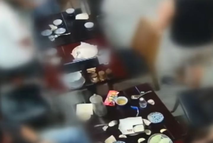 [서울=뉴시스] 최소 주문 금액에 불만을 품은 20대 남성 단체 손님이 음식물을 뱉고 물을 붓는 등 테이블을 난장판으로 만들고 떠나는 사건이 전해지며 누리꾼들의 공분을 사고 있다. (사진=JTBC 사건반장 갈무리) 2025.09.05 *재판매 및 DB 금지