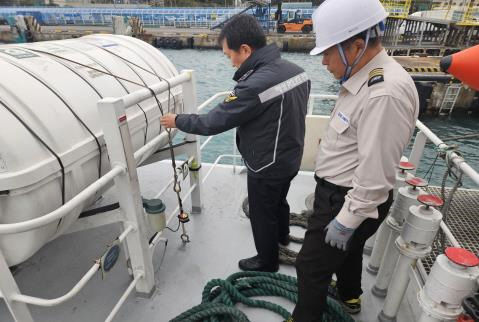 구명뗏목 외관 점검 모습. (사진=해양수산부 제공) *재판매 및 DB 금지
