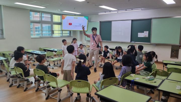 [화성=뉴시스]경인교대 교수진이 화성바른초등학교에서 스마트 줄넘기 수업을 진행하고 있다.(사진=화성오산교육지원청 제공)2025.09.05.photo@newsis.com *재판매 및 DB 금지