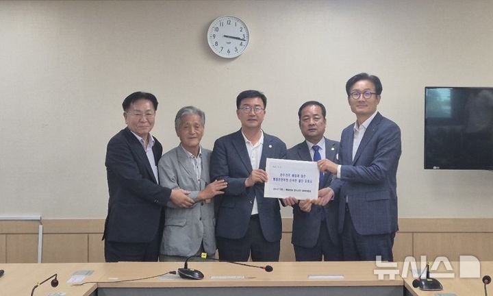 [완주=뉴시스] 유의식 완주군의장(가운데) 일행이 5일 정부서울청사 국무총리실을 방문해 완주·전주 행정통합 반대 건의문을 제출했다. 2025.09.05 *재판매 및 DB 금지