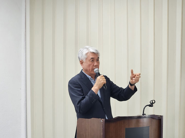 5일 최승준 정선군수가 공추위 사무실에서 열린 2025 지역아카데미에서 ‘인공지능시대의 지방자치’를 주제로 강연하고 있다.(사진=공추위 제공) *재판매 및 DB 금지