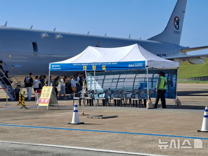 [포항=뉴시스] 지난 9월 포항경주공항에서 진행되고 있는 '2025 APEC 정상회의' 대비 생물 테러 대응 및 항공기 사고 수습 관련 기관 합동 대규모 모의 훈련. (사진=포항시 제공) 2025.09.05. photo@newsis.com