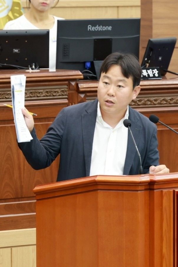 [창원=뉴시스] 박승엽 경남 창원시의원이 5일 제146회 임시회 제3차 본회의에서 시정질문을 하고 있다. (사진=창원시의회 제공) 2025.09.05. photo@newsis.com *재판매 및 DB 금지