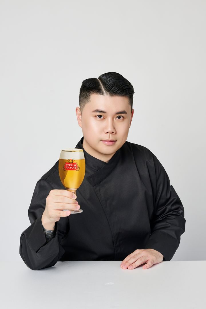 [서울=뉴시스] 권성준 셰프와 함께한 스텔라 아르투아 광고.(사진=오비맥주 제공) *재판매 및 DB 금지