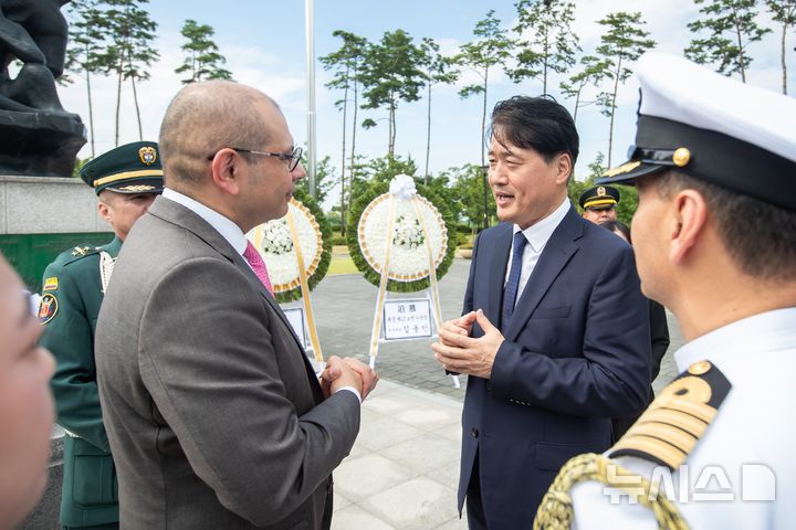 [인천=뉴시스] 강범석 인천 서구청장(오른쪽)과 알레한드로 펠라에스 로드리게스 대사가 지난 4일 서구 연희동 경명공원 내 콜롬비아군 참전 기념비에서 열린 '콜롬비아군 한국전 참전 74주년 추모식'에 참석해 대화하고 있다. (사진=서구 제공) 2025.09.05. photo@newsis.com