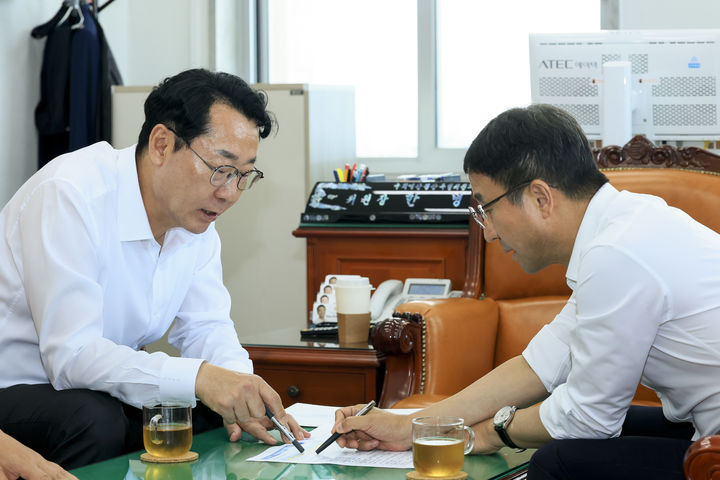 [화성=뉴시스]정명근 화성시장(사진 왼쪽)이 4일 한병도 국회 예결위원장에게 9개 국비 요청 사업에 대해 설명하고 있다.(사진=화성시 제공)2025.09.05.photo@newsis.com&nbsp; *재판매 및 DB 금지