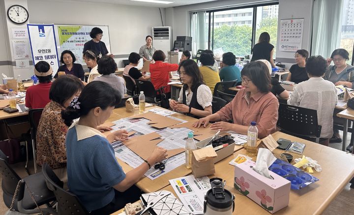 [수원=뉴시스] 친환경 주방용품 만들기 프로그램. (사진=우만2동 행정복지센터 제공) 2025.09.05. photo@newsis.com *재판매 및 DB 금지