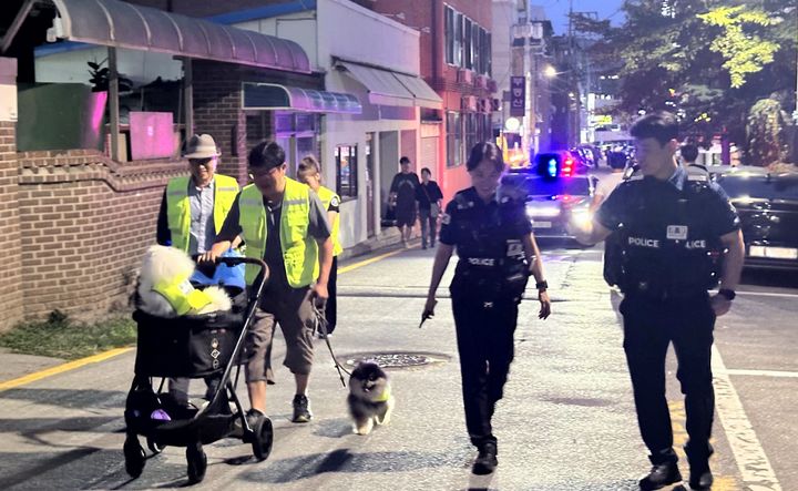 [수원=뉴시스] 반려견 순찰대. (사진=우만2동 주민자치회 제공) 2025.09.05. photo@newsis.com *재판매 및 DB 금지