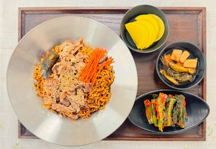 [순천=뉴시스]순천완주고속도로 황전휴게소(순천방향)에서 판매 중인 짜파구리 갓김치 세트. (사진 = 한국도로공사 광주전남본부 제공) 2025.09.05. photo@newsis.com *재판매 및 DB 금지