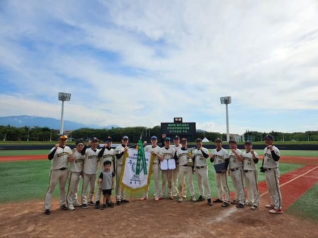 [대구=뉴시스] 대구경찰청 경찰관 야구팀 '라이어트 폴리스'가 전국 공무원 야구대회에서 우승했다. (사진=대구경찰청 제공) 2025.09.05. photo@newsis.com *재판매 및 DB 금지