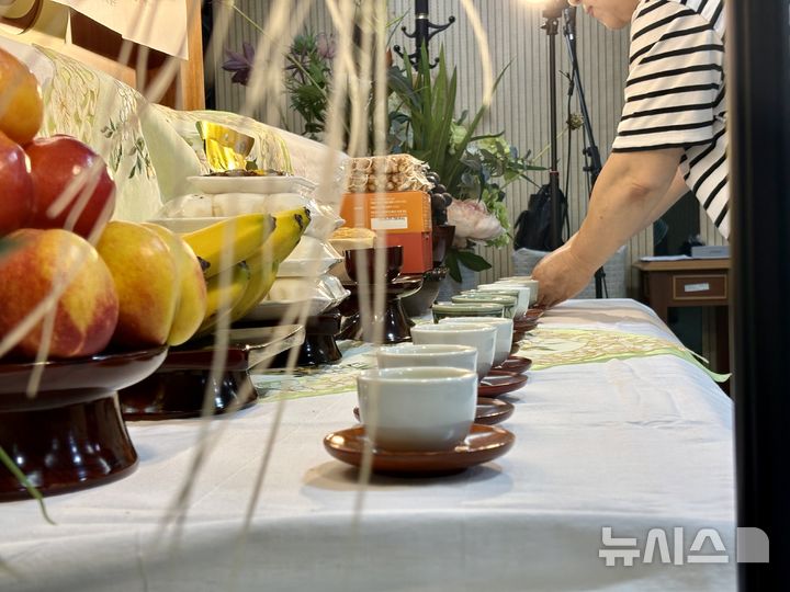 장례지도사가 빈소 제단에 제물을 차리며 준비하는 모습