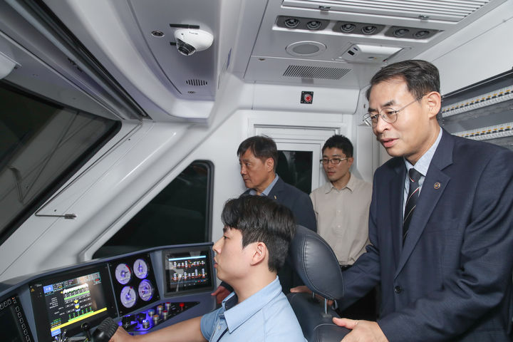 [서울=뉴시스] 강희업 국토교통부 2차관(맨 오른쪽)은 5일 공항철도 김포공항역을 찾아 박대수 공항철도 사장(왼쪽 두번째)과 신규 일반열차에 투입될 전동차를 시승하고 있다. 2025.09.05. (사진=국토교통부 제공) photo@newsis.com *재판매 및 DB 금지