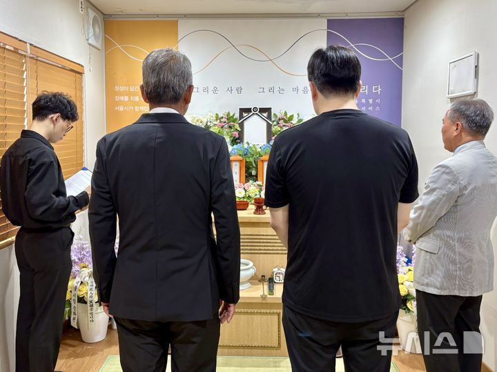 [서울=뉴시스] 한이재 기자 = 지난달 22일 경기 고양시에 있는 서울시립승화원에서 김동한(68)씨와 김모(37)씨가 상주 역할을 하고 있다. 2025.09.05. nowone@newsis.com