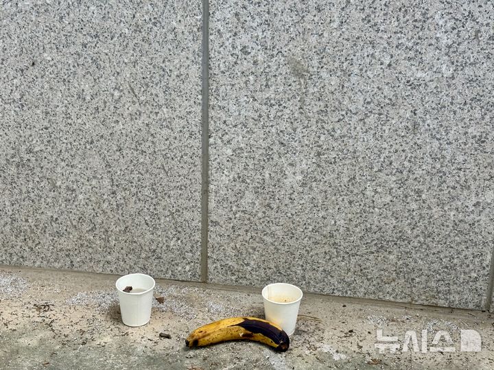 [서울=뉴시스] 한이재 기자 = 지난달 22일 경기 파주시에 있는 공영장례 봉안시설 건물에 누군가 두고 간 바나나와 물이 보인다. 일 년에 세 번밖에 올 수 없기에 아쉬움을 벽 너머로나마 전하는 마음이 느껴진다. 2025.09.05. nowone@newsis.com