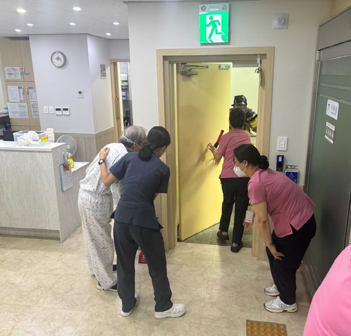 [대구=뉴시스] 대구서부소방서는 5일 서구 평리동에 있는 연세요양병원에서 관계인 소방훈련 경진대회를 열었다. (사진=대구서부소방서 제공) 2025.09.05. photo@newsis.com *재판매 및 DB 금지