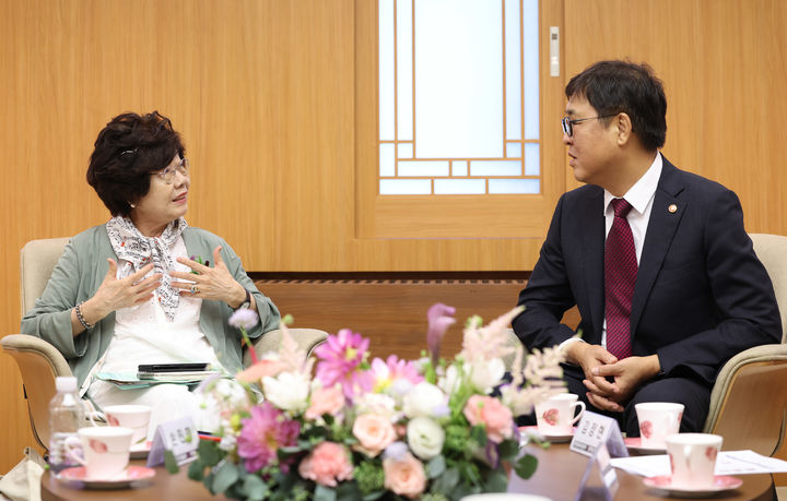 최휘영(오른쪽) 문화체육관광부 장관이 5일 서울 서초구 대한민국예술원에서 신수정 대한민국예술원 회장을 비롯한 회장단을 만나 간담회를 갖고 있다. (사진=문체부 제공) *재판매 및 DB 금지