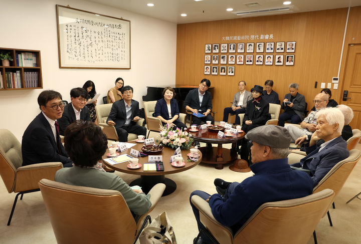 최휘영 문화체육관광부 장관이 5일 서울 서초구 대한민국예술원에서 신수정 대한민국예술원 회장을 비롯한 회장단을 만나 간담회를 갖고 있다. (사진=문체부 제공) *재판매 및 DB 금지