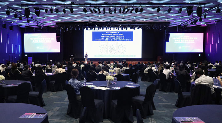 강원랜드가 5일 그랜드호텔 컨벤션홀에서 ‘강원랜드 배움숲 프로젝트’의 일환으로 폐광지역 맞춤형 수시 전략 입시 설명회를 갖고 있다.(사진=강원랜드 제공)&nbsp; *재판매 및 DB 금지