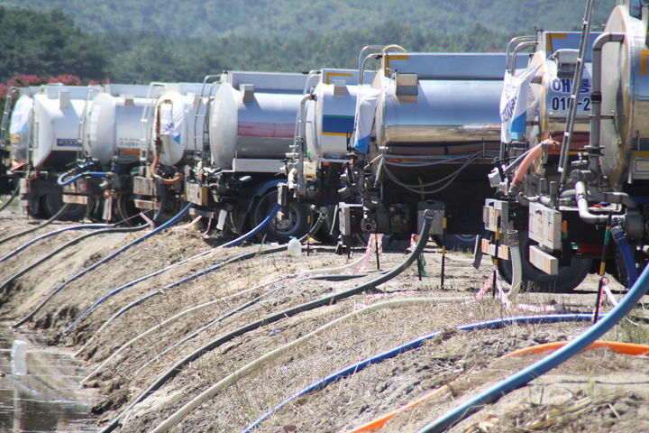 [강릉=뉴시스] 강릉시 사천면 사천천에서 살수차가 급수하고 있는 모습.2025.09.05photo@newsis.com *재판매 및 DB 금지