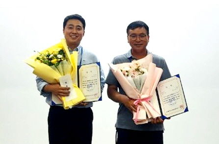 [정읍=뉴시스] 전북 농업기술원 주관 '2025년 농업인 스마트경영 혁신대회'에서 정보화 우수사례발표 부문에서 최우수상을 받은 황종운 씨(왼쪽)와 라이브커머스 부문 장려상을 받은 강병구 씨(오른쪽)가 기념사진을 찍고 있다. *재판매 및 DB 금지