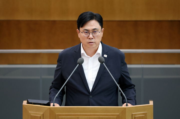 [수원=뉴시스] 이용욱 경기도의회 의원이 5일 제386회 임시회 제1차 본회의에서 5분 자유발언을 하고 있다. (사진=경기도의회 제공) 2025.09.05. photo@newsis.com *재판매 및 DB 금지