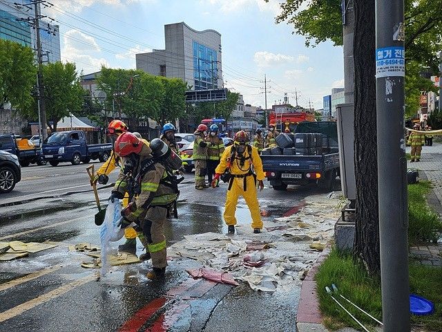 [대구=뉴시스] 오후 2시20분께 대구 북구 침산동 백사벌네거리 일대에서 3공단 방향으로 이동하던 1t 트럭에 실린 질산 용기 10여 개가 도로에 떨어졌다. (사진=대구소방안전본부 제공) 2025.09.05. photo@newsis.com *재판매 및 DB 금지