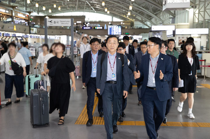 [서울=뉴시스] 김윤덕 국토교통부 장관은 5일 오후 김해공항과 경주역 등을 찾아 오는 10월 말 열리는 APEC 정상회의 전 교통과 도로 인프라 준비현황을 점검했다. (사진=국토부 제공) 2025.09.05. photo@newsis.com *재판매 및 DB 금지