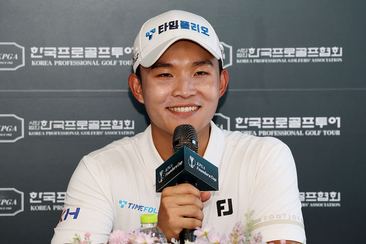 [서울=뉴시스] 정태양이 5일 전남 영암군 골프존카운티 영암45 카일필립스 코스(파72)에서 열린 한국프로골프(KPGA) 투어 파운더스컵 2라운드를 마친 뒤 인터뷰를 하고 있다. (사진=KPGA 제공) 2025.09.05. *재판매 및 DB 금지