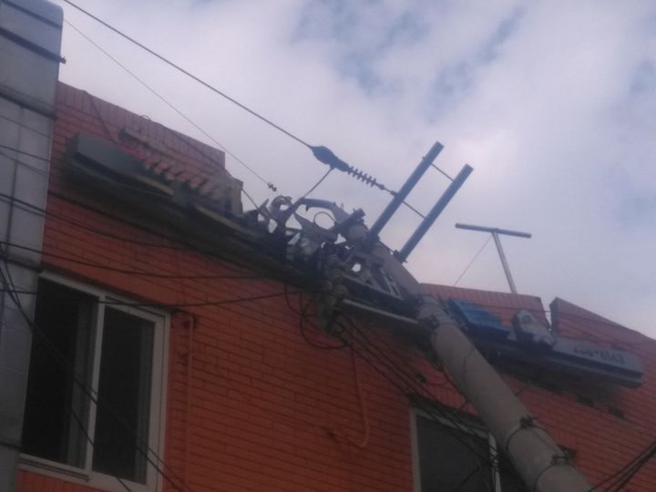 [수원=뉴시스] 전신주가 쓰러진 현장 모습. (사진=경기도소방재난본부 제공) 2025.09.05. photo@newsis.com *재판매 및 DB 금지