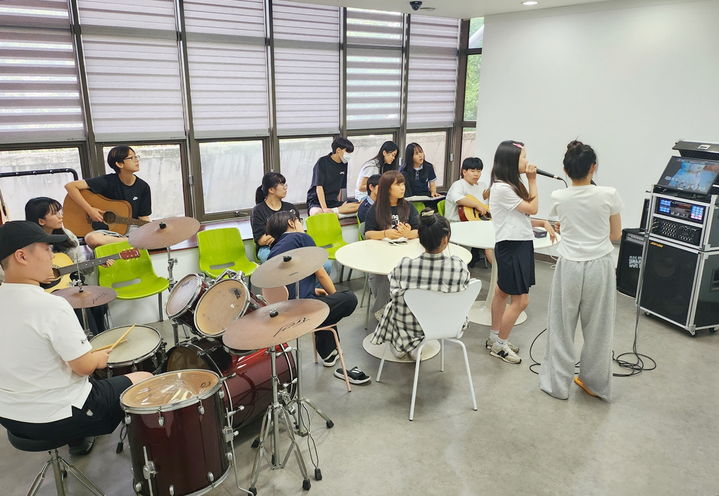 [정읍=뉴시스] 시설개선이 완료된 정읍시 청소년수련관에서 청소년들이 동아리활동을 하고 있다. *재판매 및 DB 금지