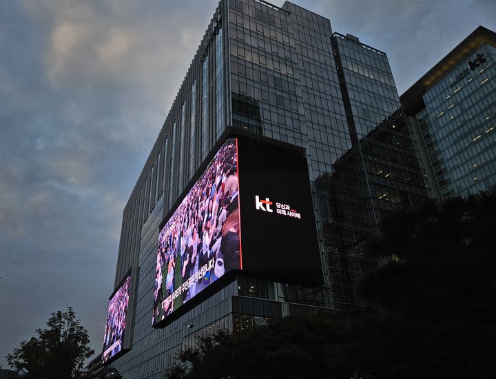 [서울=뉴시스] 박은비 기자 = KT는 5일 광화문 광장에서 도심형 문화 행사 K 페스타를 개최했다. 이날부터 6일, 22일에 행사가 진행된다. 사진은 KT 웨스트 신사옥 외벽에 설치된 초대형 미디어월 모습. 2025.09.05. silverline@newsis.com *재판매 및 DB 금지