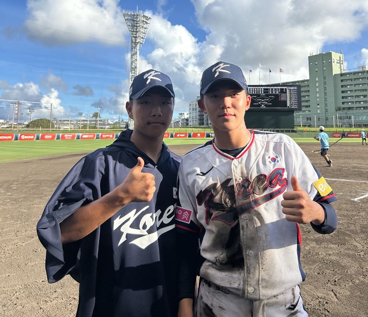 [서울=뉴시스] 18세 이하(U-18) 한국 야구 대표팀 최요한(왼쪽)과 박지호가 5일 일본 오키나와의 셀룰러 나하 스타디움에서 열린 대회 1차전에서 푸에르토리코를 상대로 5-2로 승리한 뒤 기념사진을 찍고 있다. (사진=대한야구소프트볼협회 제공) 2025.09.05. *재판매 및 DB 금지