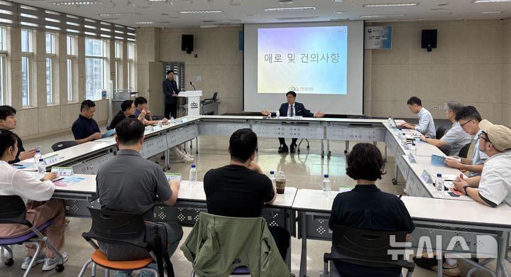 [안양=뉴시스] 안양산업진흥원이 지난 4일 진흥원 회의실에서 1인 창조기업들과 상호 발전을 위한 간담회를 열었다. (사진=안양시 제공).2025.09.05. photo@newsis.com