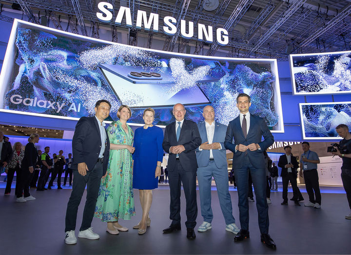 [베를린=뉴시스]카이 베그너 독일 베를린 시장은 5일(현지 시간) 삼성전자 전시장에서 'AI 홈, 미래 일상을 현실로 (AI Home - Future Living, Now)'라는 주제로 김만영(사진 왼쪽 첫번째) 삼성전자 독일법인장 부사장의 설명을 들었다. photo@newsis.com  *재판매 및 DB 금지