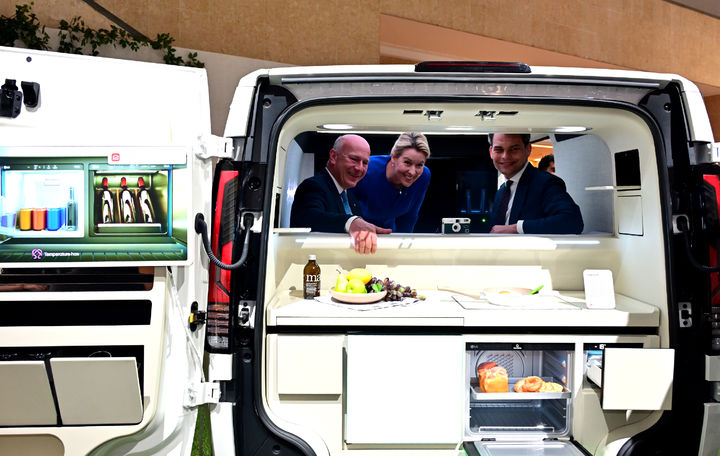 [베를린=뉴시스]카이 베그너(사진 왼쪽 첫번째) 베를린 시장이 LG전자의 AI 모빌리티 공간 솔루션 '슈필라움'을 체험해보고 있다. photo@newsis.com     *재판매 및 DB 금지