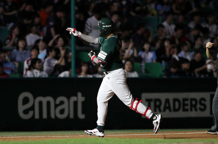 [서울=뉴시스] 프로야구 SSG 랜더스 고명준이 5일 인천 SSG랜더스필드에서 열린 2025 신한 쏠뱅크 KBO리그 롯데 라이언츠와의 경기에서 홈런을 친 뒤 베이스를 돌고 있다. (사진=SSG 랜더스 제공) 2025.09.05. *재판매 및 DB 금지