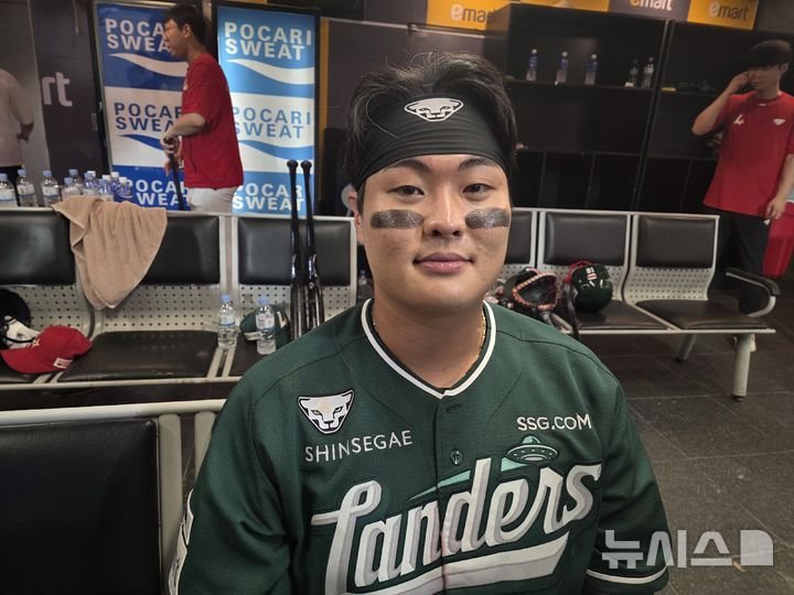 [인천=뉴시스] 김희준 기자 = SSG 랜더스의 고명준이 5일 인천 SSG랜더스필드에서 벌어진 롯데 자이언츠와의 경기에서 연타석 홈런을 날린 뒤 취재진과 인터뷰를 하고 있다. 2025.09.05jinxijun@newsis.com