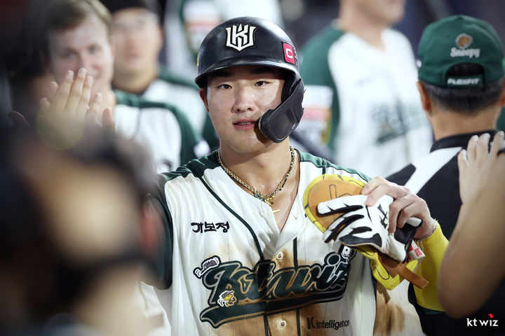 [서울=뉴시스] 프로야구 KT 위즈 안현민이 30일 수원 KT위즈파크에서 열린 2025 신한 쏠뱅크 KBO리그 KIA 타이거즈와의 경기에서 득점을 올린 뒤 기뻐하고 있다. (사진=KT 위즈 제공) 2025.08.30. *재판매 및 DB 금지