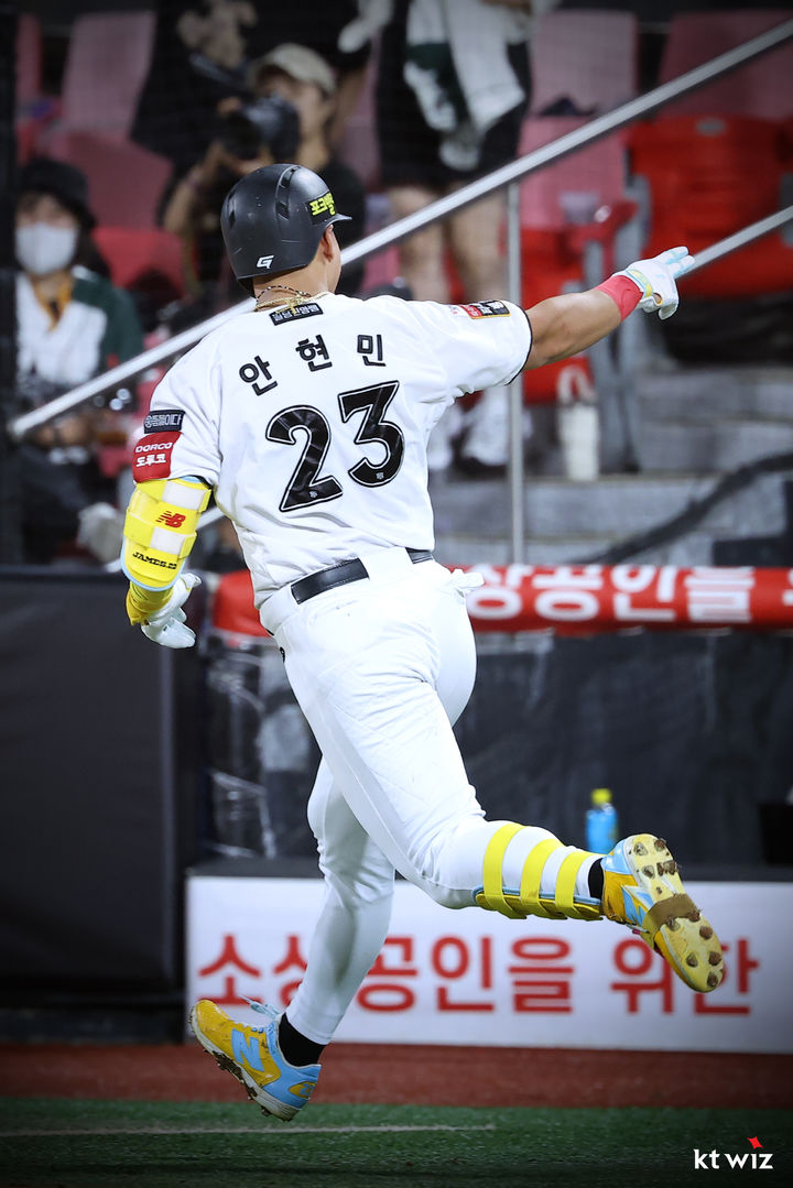 [서울=뉴시스] 프로야구 KT 위즈 안현민이 4일 수원 KT위즈파크에서 열린 2025 신한 쏠뱅크 KBO리그 LG 트윈스와의 경기에서 홈런을 친 뒤 베이스를 돌고 있다. (사진=KT 위즈 제공) 2025.09.04 *재판매 및 DB 금지