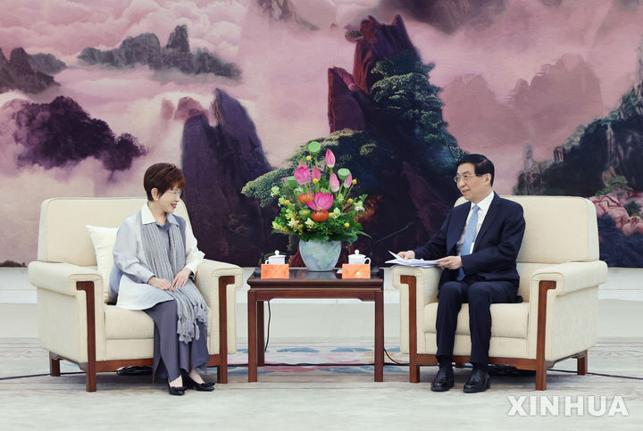 [베이징=신화/뉴시스] 중국 서열 4위인 왕후닝 전국인민정치협상회의(정협) 주석(오른쪽)이 4일 중국 베이징에서 훙슈주 전 대만 국민당 주석 일행을 접견하고 있다. 왕 주석은 양안(兩岸) 간 교류 확대 및 평화 발전을 강조했다. 2025.09.05