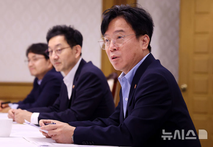 [서울=뉴시스] 추상철 기자 = 김영훈 고용노동부 장관이 5일 오전 서울 종로구 정부서울청사에서 열린 노동안전 관계 장관 간담회에서 발언을 하고 있다. 2025.09.05. scchoo@newsis.com