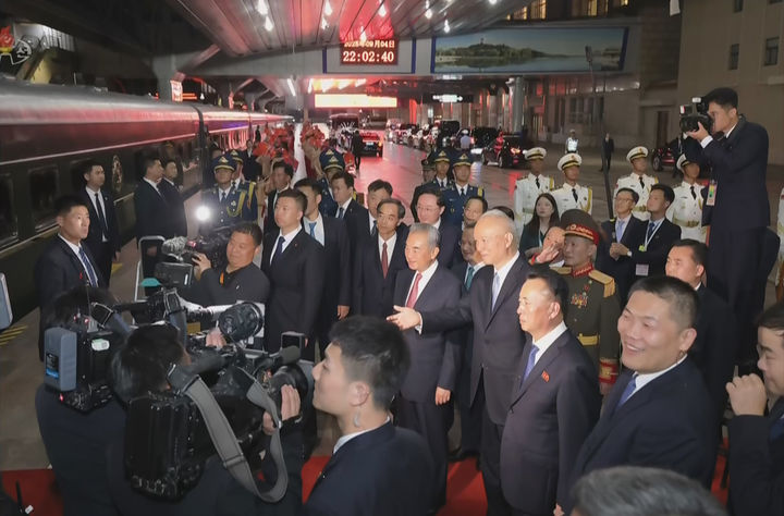 [서울=뉴시스] 북한 조선중앙TV는 지난 4일 김정은 국무위원장이 시진핑 중국 국가주석과의 '북중 정상회담' 등 방중 일정을 마치고 베이징역을 떠났다고 5일 보도했다. 사진은 왕이 중국 외교부장 등 관계자들이 김 위원장을 배웅하는 모습. (사진=조선중앙TV 캡처) 2025.09.05. photo@newsis.com *재판매 및 DB 금지