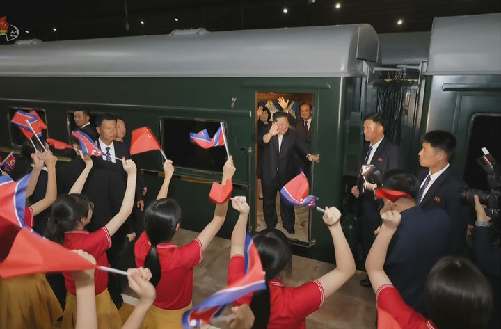 [서울=뉴시스] 북한 조선중앙TV는 지난 4일 김정은 국무위원장이 시진핑 중국 국가주석과의 '북중 정상회담' 등 방중 일정을 마치고 베이징역을 떠났다고 5일 보도했다. 사진은 김 위원장이 환송인사들을 향해 인사하는 모습. (사진=조선중앙TV 캡쳐) 2025.09.05. photo@newsis.com *재판매 및 DB 금지
