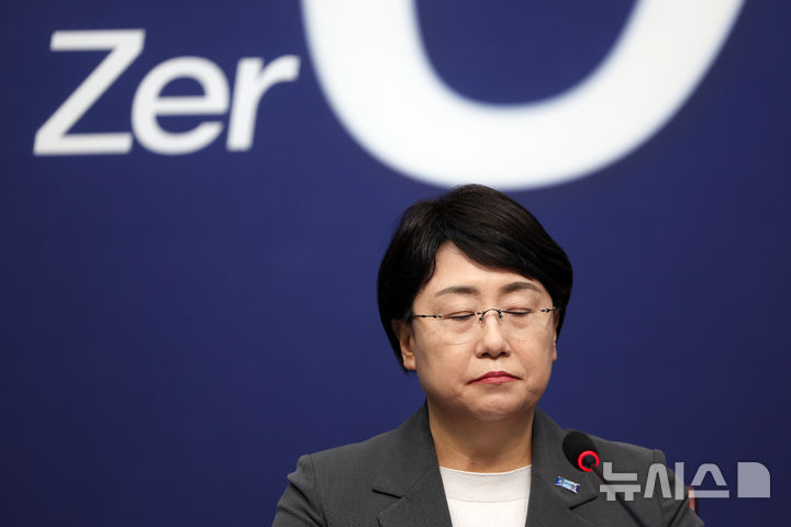 [서울=뉴시스] 김명년 기자 = 김선민 조국혁신당 대표 권한대행 등 지도부가 5일 서울 여의도 국회에서 열린 당내 성비위 및 직장 내 괴롭힘 사건과 관련 기자회견에서 눈을 감고 있다. 2025.09.05. kmn@newsis.com