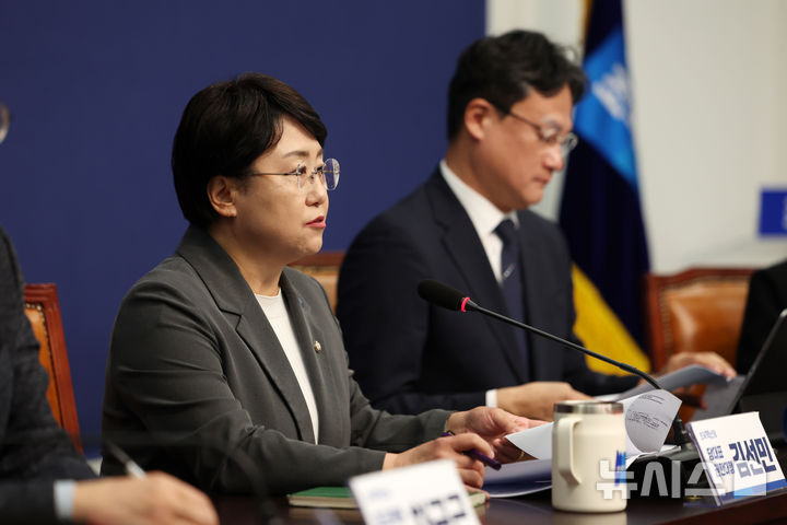 [서울=뉴시스] 김명년 기자 = 김선민 조국혁신당 대표 권한대행 등 지도부가 5일 서울 여의도 국회에서 당내 성비위 및 직장 내 괴롭힘 사건과 관련해 발언하고 있다. 2025.09.05. kmn@newsis.com