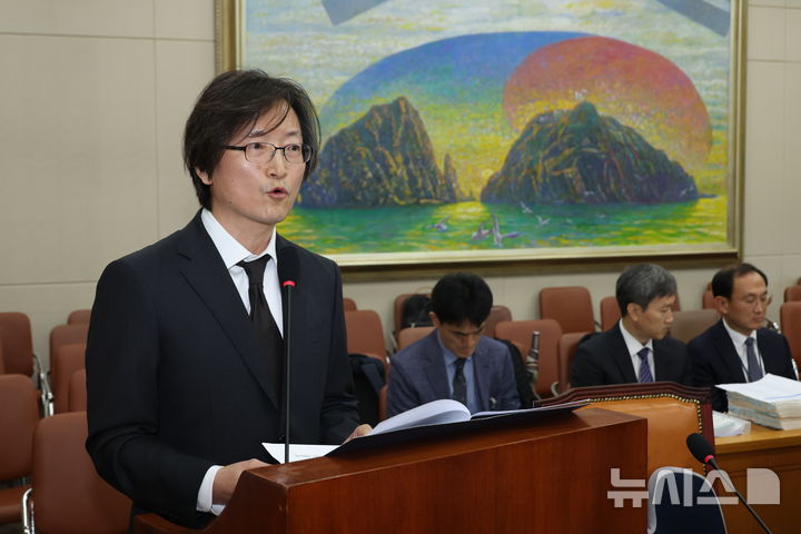 [서울=뉴시스] 고승민 기자 = 주병기 공정거래위원장 후보자가 5일 서울 여의도 국회에서 열린 정무위원회의 인사청문회에서 선서를 하고 있다. 2025.09.05. kkssmm99@newsis.com