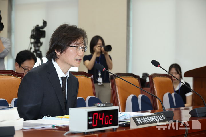 [서울=뉴시스] 고승민 기자 = 주병기 공정거래위원장 후보자가 5일 서울 여의도 국회에서 열린 정무위원회의 인사청문회에서 선서를 하고 있다. 2025.09.05. kkssmm99@newsis.com