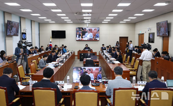 [서울=뉴시스] 김금보 기자 = 5일 오전 서울 여의도 국회에서 열린 과학기술정보방송통신위원회 전체회의에서 방송 미디어 통신 거버넌스 개편 공청회가 열리고 있다. 2025.09.05. kgb@newsis.com