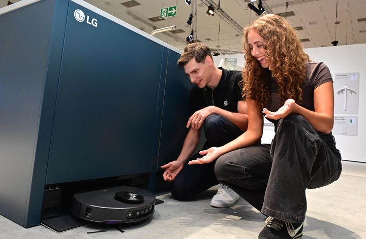 [서울=뉴시스] LG전자는 5일부터(현지 시간) 독일 베를린에서 열리는 유럽 최대 가전 전시회 IFA 2025에서 일상으로 다가온 'LG AI홈' 솔루션을 공개한다. 사진은 LG전자 모델이 히든 스테이션에서 나오는 로봇청소기를 체험하고 있다. (사진=LG전자 제공) 2025.09.05. photo@newsis.com *재판매 및 DB 금지