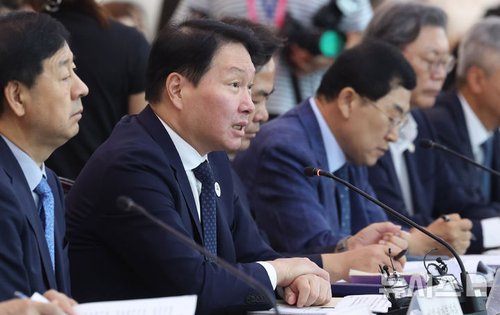 [서울=뉴시스] 추상철 기자 = 최태원 대한상공회의소 회장이 5일 오전 서울 종로구 정부서울청사에서 열린 APEC 정상회의 제8차 준비위원회에서 모두발언을 하고 있다. 2025.09.05. scchoo@newsis.com